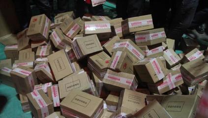 無主快遞貓膩揭秘,網(wǎng)上當福袋10元包郵,網(wǎng)下稱淘寶件遭村民圍搶